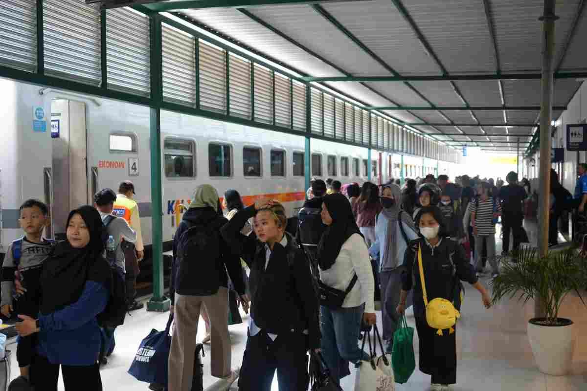 Suasana ramai penumpang di Stasiun Blitar saat libur sekolah tahun 2025.