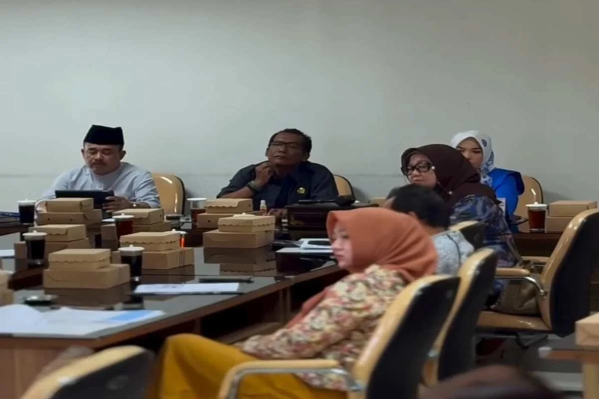 Suasana rapat kerja DPRD Kabupaten Blitar bersama pimpinan AKD dan Bamus membahas rencana kerja 2026.