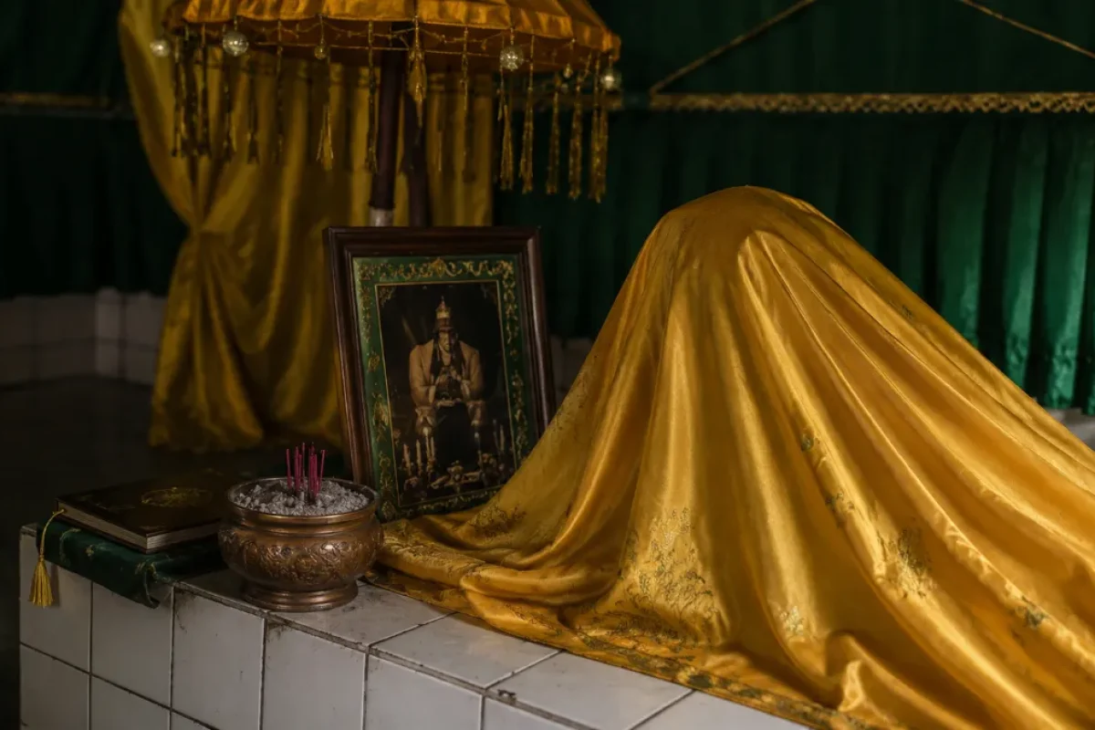 Sudut area petilasan di kawasan Gunung Mulia yang dilengkapi atribut simbolik dan foto tokoh, sebagaimana dijaga dan dirawat oleh pengelola situs Sudut area petilasan di kawasan Gunung Mulia yang dilengkapi atribut simbolik dan foto tokoh, sebagaimana dijaga dan dirawat oleh pengelola situs