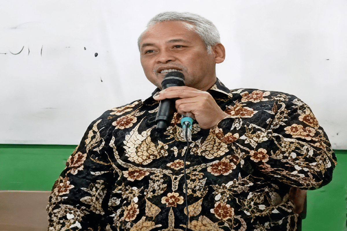 Sugeng Suroso menegaskan pentingnya menjaga kenyamanan lingkungan sekolah demi mendukung proses belajar siswa di Kabupaten Blitar Sugeng Suroso menegaskan pentingnya menjaga kenyamanan lingkungan sekolah demi mendukung proses belajar siswa di Kabupaten Blitar.