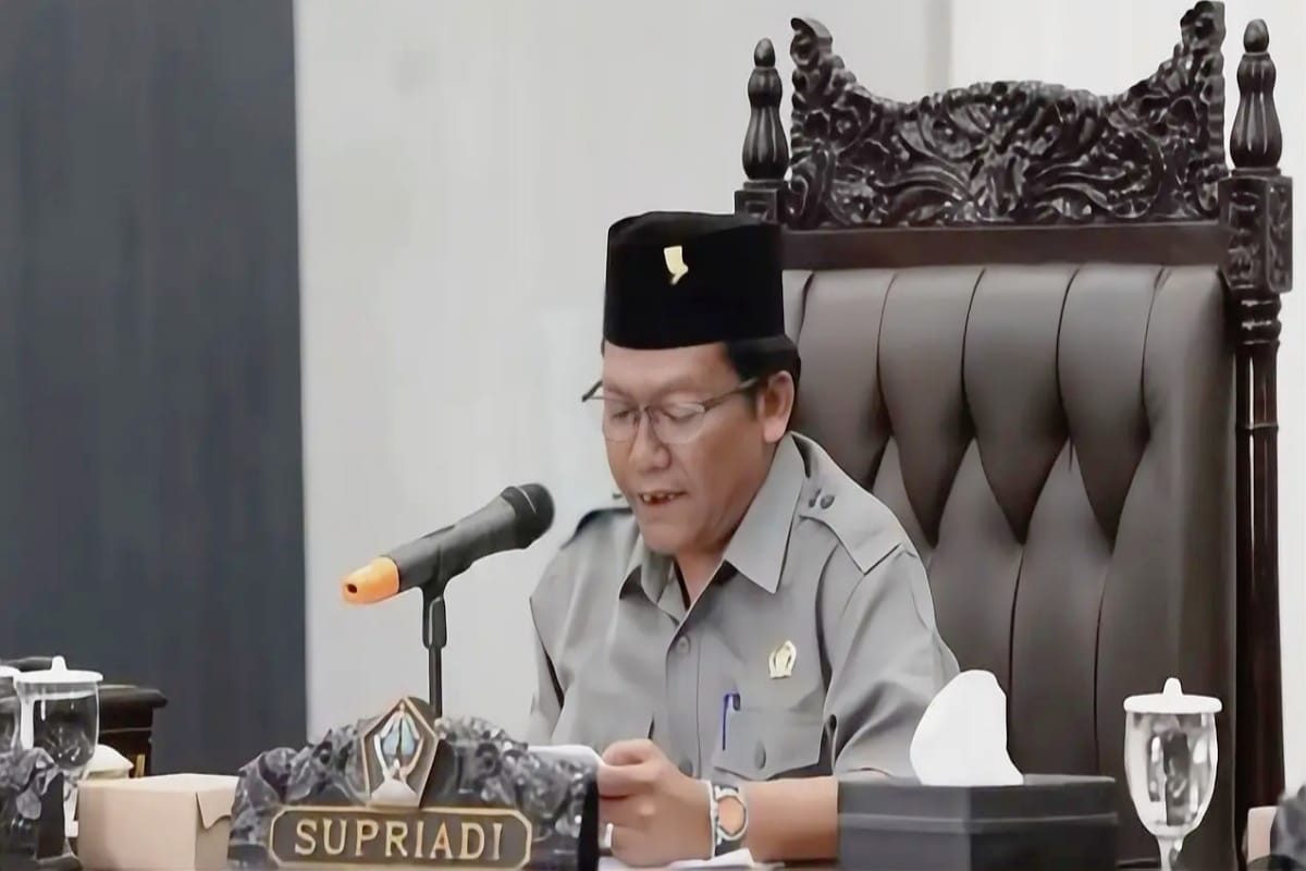 Supriadi Supriadi saat memimpin Rapat Paripurna DPRD Kabupaten Blitar dalam agenda penyampaian LKPJ Bupati Tahun 2025, Senin (30/03/2026).
