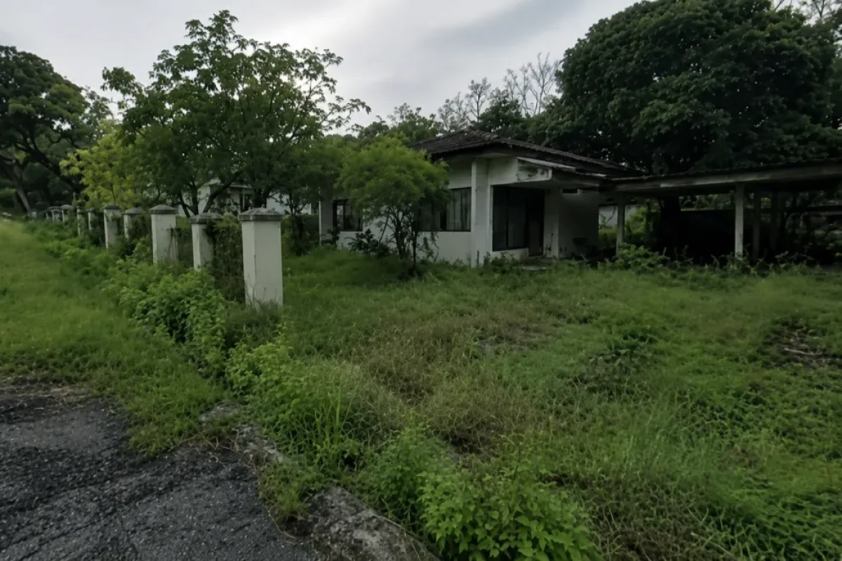 Tampak kondisi kompleks rumah dinas lama yang kini terbengkalai di sekitar kawasan Waduk Kedung Ombo, Purwodadi, Grobogan