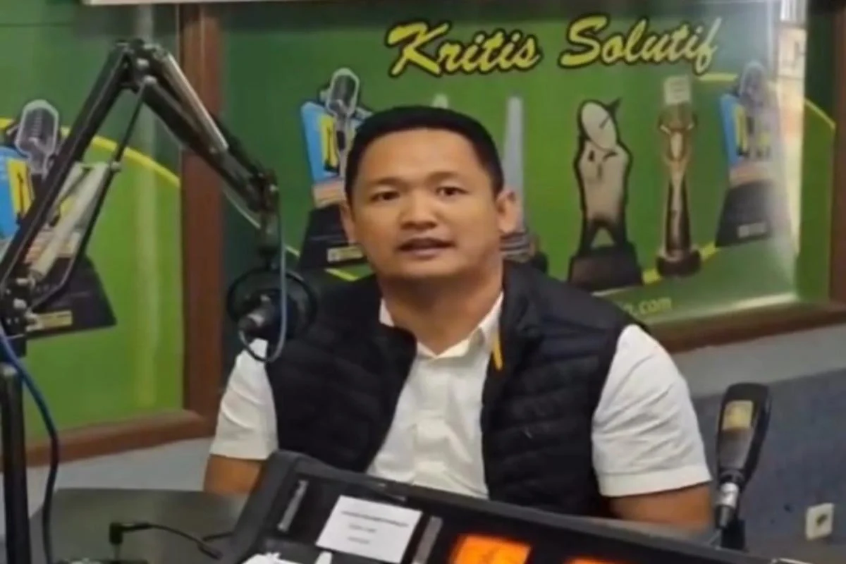 Wakil Ketua Komisi II DPRD Kabupaten Blitar, Aryo Nugroho, S.H., saat menjadi narasumber dalam program dialog interaktif Pro Kontra Radio Mayangkara Wakil Ketua Komisi II DPRD Kabupaten Blitar, Aryo Nugroho, S.H., saat menjadi narasumber dalam program dialog interaktif Pro Kontra Radio Mayangkara, Kamis (30/10/2025).