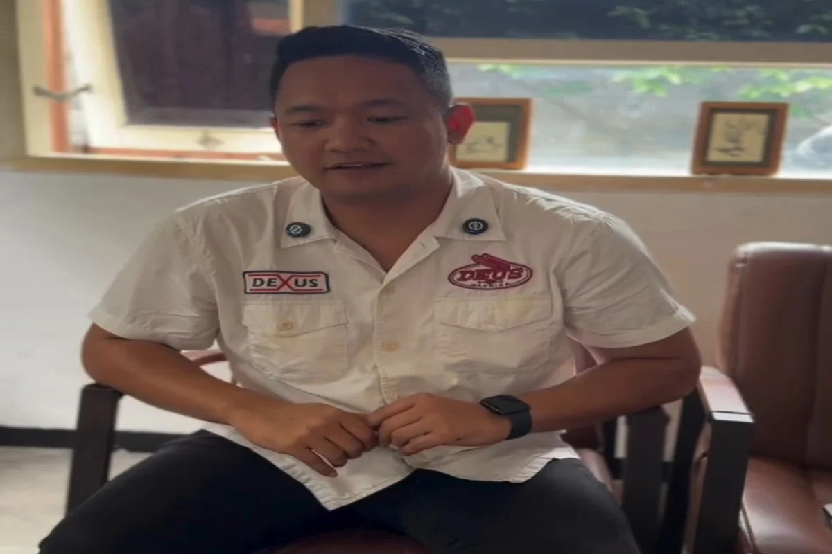 Wakil Ketua Komisi III DPRD Kabupaten Blitar, Aryo Nugroho, saat memberikan penjelasan dalam dialog Pro Kontra Radio Mayangkara, Kamis (13/11/2025).