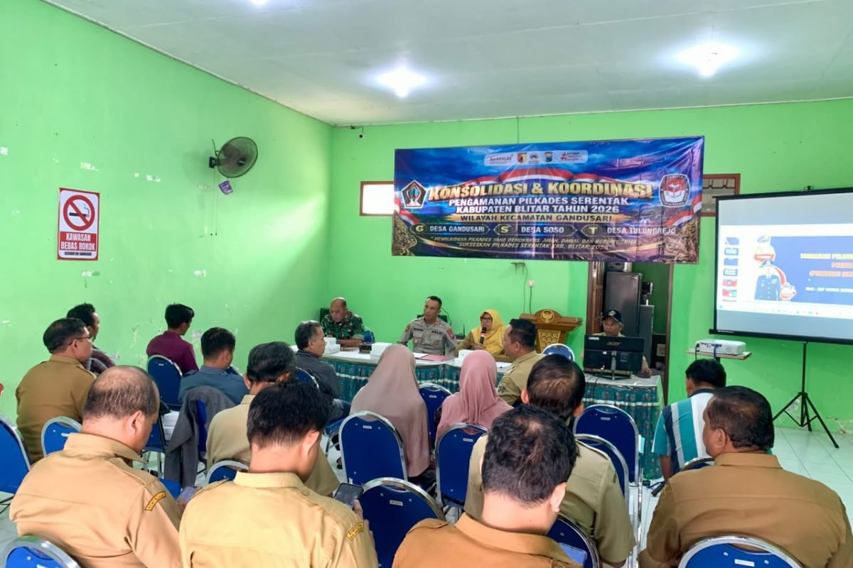 Polres Blitar memperkuat kesiapan pengamanan Pilkades Serentak 2026 melalui rapat konsolidasi dan koordinasi bersama Forkopimcam serta panitia Pilkades di wilayah Kecamatan Gandusari, Selasa (15/9/2026). Polres Blitar memperkuat kesiapan pengamanan Pilkades Serentak 2026 melalui rapat konsolidasi dan koordinasi bersama Forkopimcam serta panitia Pilkades di wilayah Kecamatan Gandusari, Selasa (15/9/2026).