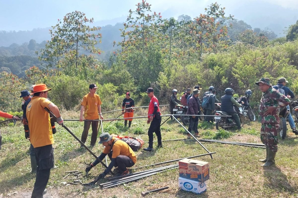 Sekitar 300 personel gabungan TNI-Polri, BPBD, relawan, pecinta alam dan masyarakat dikerahkan untuk menangani kebakaran hutan dan lahan (karhutla) di kawasan Gunung Buthak, Kabupaten Blitar, Senin (15/9/2026). Sekitar 300 personel gabungan TNI-Polri, BPBD, relawan, pecinta alam dan masyarakat dikerahkan untuk menangani kebakaran hutan dan lahan (karhutla) di kawasan Gunung Buthak, Kabupaten Blitar, Selasa (15/9/2026).