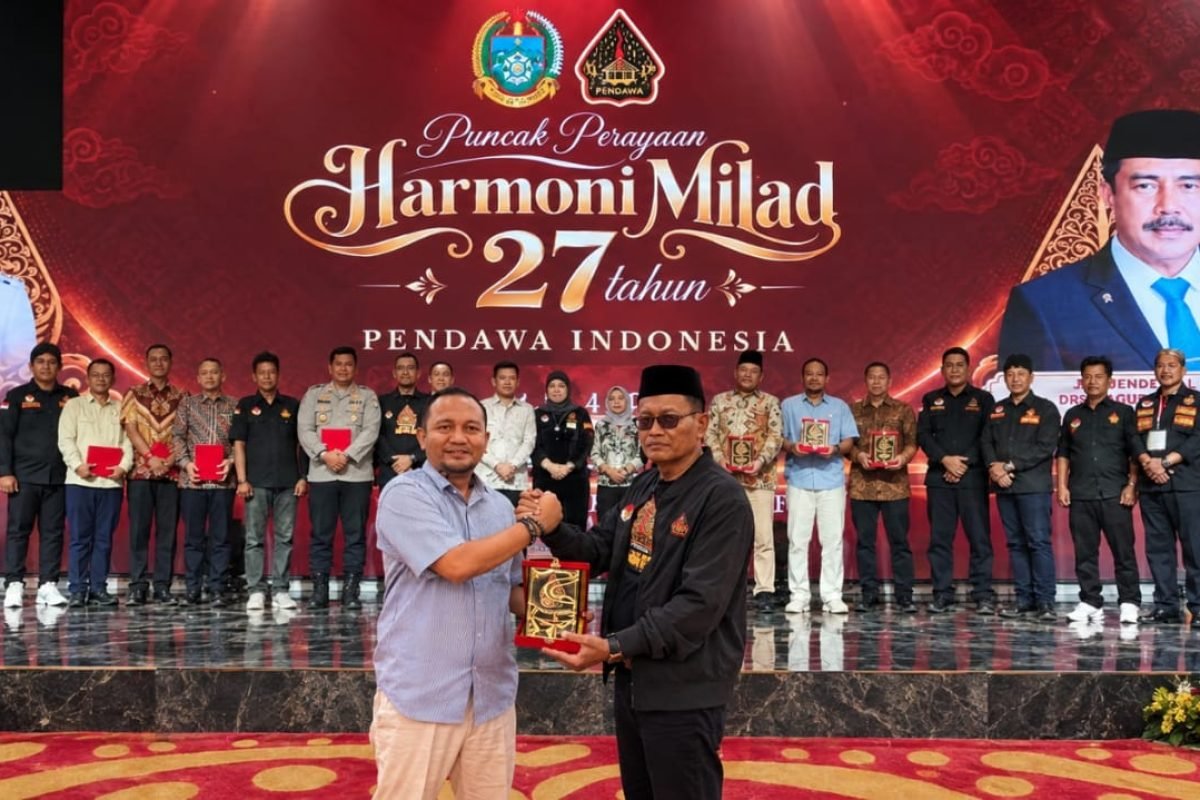 Kantor Imigrasi Kelas II TPI Belawan menerima cenderamata dari PB Pendawa Indonesia dalam puncak perayaan Harmoni Milad ke-27 Pendawa di Aula Raja Inal Siregar, Kantor Gubernur Sumatera Utara, Medan, Minggu (20/9/2026). Kantor Imigrasi Kelas II TPI Belawan menerima cenderamata dari PB Pendawa Indonesia dalam puncak perayaan Harmoni Milad ke-27 Pendawa di Aula Raja Inal Siregar, Kantor Gubernur Sumatera Utara, Medan, Minggu (20/9/2026).