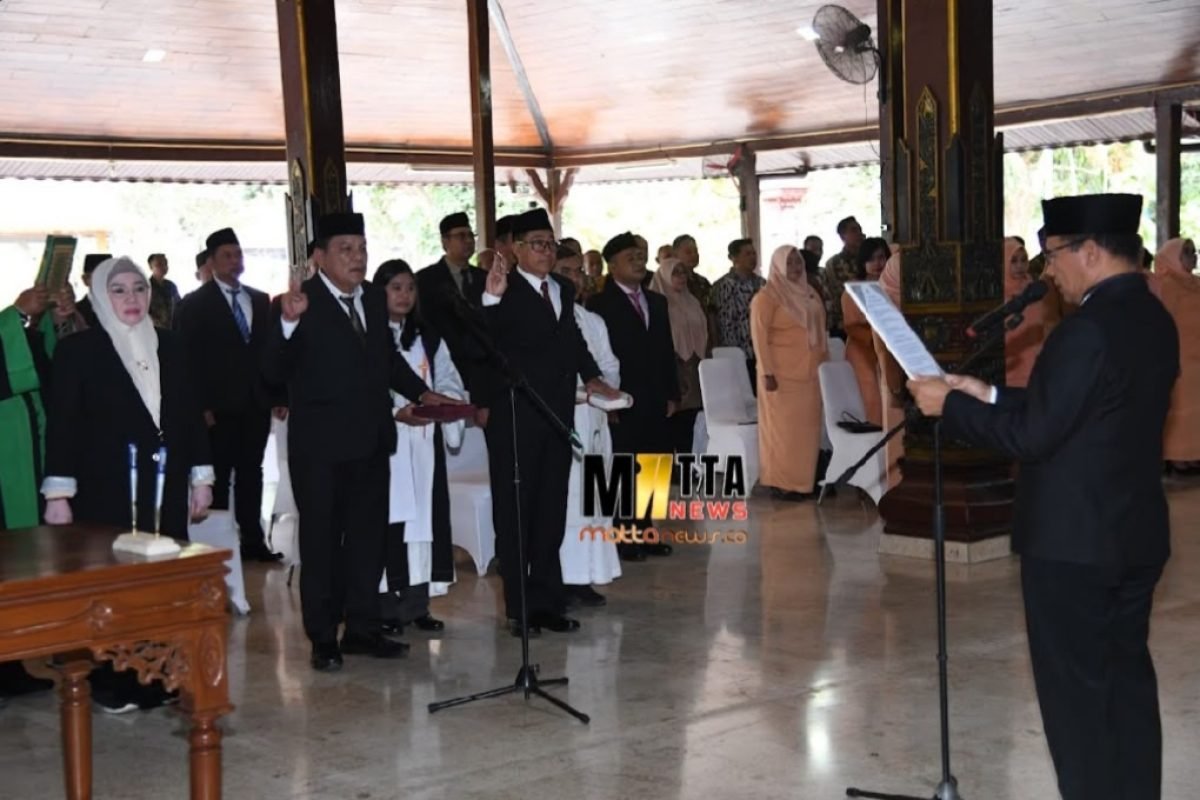 Pelantikan 21 pejabat pimpinan tinggi pratama (JPT Pratama) di lingkungan Pemerintah Kabupaten Tulungagung yang dipimpin Plt Bupati Tulungagung Ahmad Baharudin di Pendopo Kongas Arum Kusumaning Bongso, Kamis (8/10/2026). Pelantikan 21 pejabat pimpinan tinggi pratama (JPT Pratama) di lingkungan Pemerintah Kabupaten Tulungagung yang dipimpin Plt Bupati Tulungagung Ahmad Baharudin di Pendopo Kongas Arum Kusumaning Bongso, Kamis (8/10/2026).