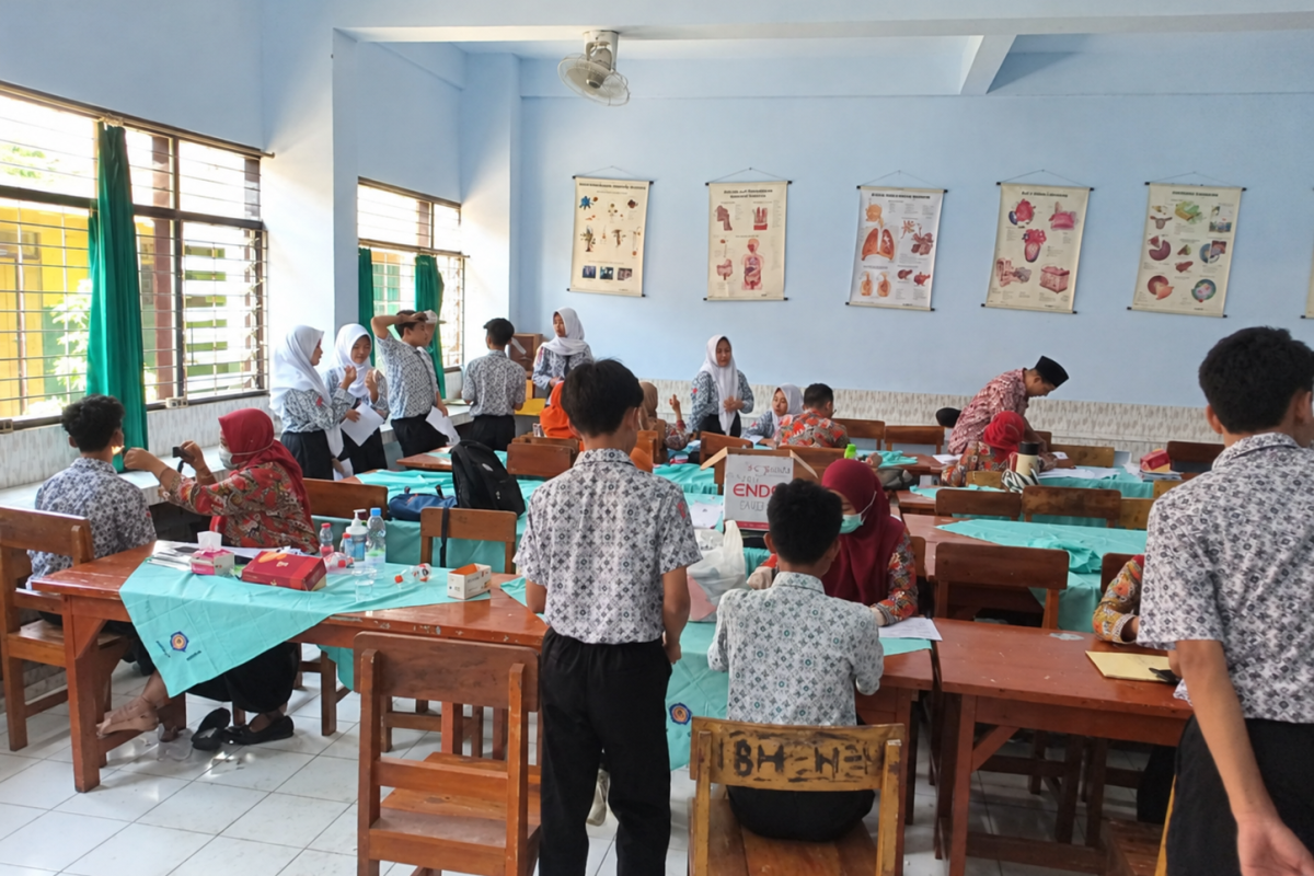 Ratusan siswa SMPN 1 Kedungwaru mengikuti pemeriksaan kesehatan gratis yang digelar bersama UPT Puskesmas Simo, Kamis (24/9/2026). Ratusan siswa SMPN 1 Kedungwaru mengikuti pemeriksaan kesehatan gratis yang digelar bersama UPT Puskesmas Simo, Kamis (24/9/2026).