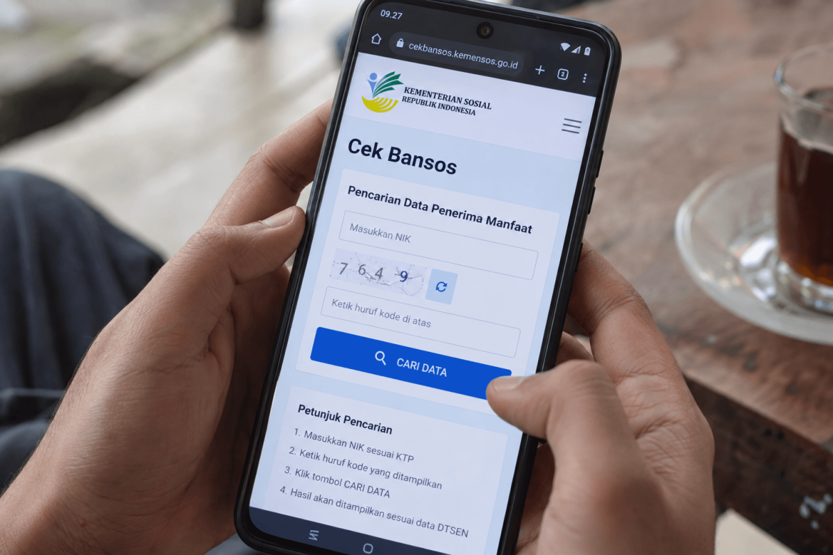 Ilustrasi warga mengecek data desil kesejahteraan dan status bantuan sosial melalui situs Cek Bansos Kemensos menggunakan NIK lewat HP. Ilustrasi warga mengecek data desil kesejahteraan dan status bantuan sosial melalui situs Cek Bansos Kemensos menggunakan NIK lewat HP.