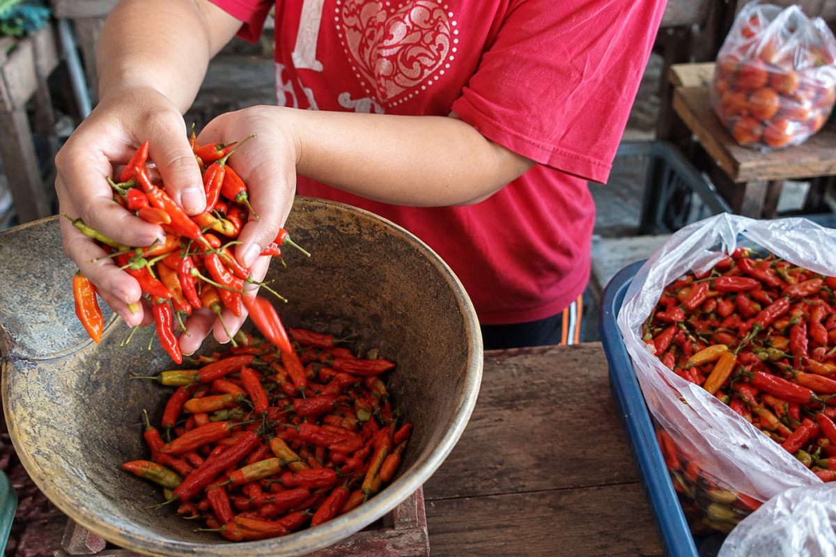 Cabai merah keriting di pasar Kota Blitar. Cabai merah keriting di pasar Kota Blitar.