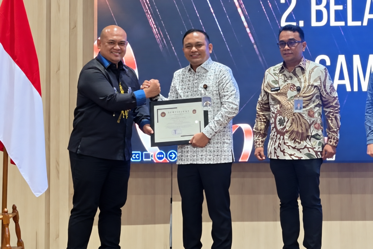 Penyerahan penghargaan LHI terbaik kedua kategori Kantor Imigrasi Kelas II kepada Imigrasi Belawan dalam kegiatan Diseminasi Penguatan Penyusunan Produk Intelijen Keimigrasian 2026 di Bogor. Penyerahan penghargaan LHI terbaik kedua kategori Kantor Imigrasi Kelas II kepada Imigrasi Belawan dalam kegiatan Diseminasi Penguatan Penyusunan Produk Intelijen Keimigrasian 2026 di Bogor.