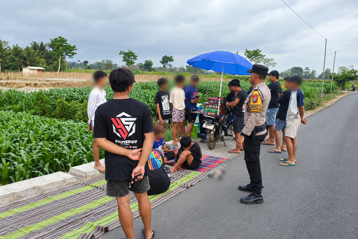 Petugas Polsek Gandusari mendatangi lokasi berkumpulnya sejumlah remaja di Desa Sukosewu, Kecamatan Gandusari, Kabupaten Blitar, setelah menerima pengaduan melalui Call Center 110, Jumat (23/10/2026). Petugas Polsek Gandusari mendatangi lokasi berkumpulnya sejumlah remaja di Desa Sukosewu, Kecamatan Gandusari, Kabupaten Blitar, setelah menerima pengaduan melalui Call Center 110, Jumat (23/10/2026).