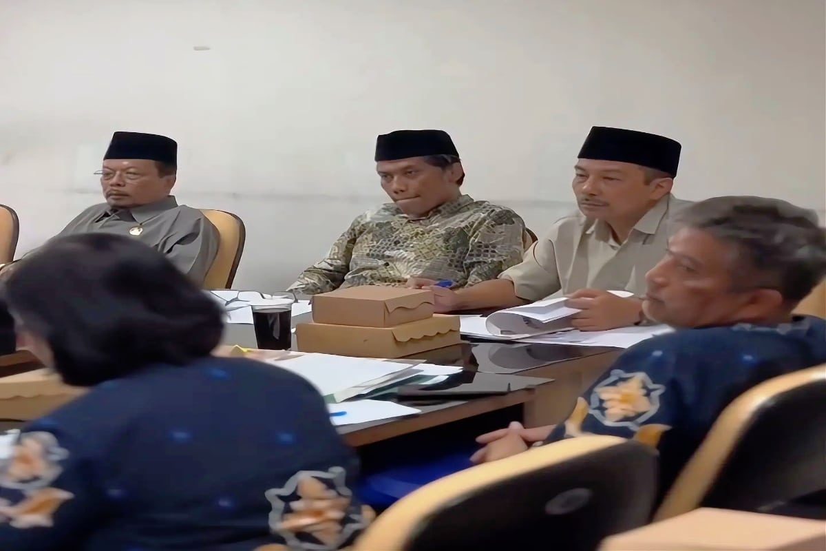 Suasana rapat kerja Pansus LKPJ DPRD Kabupaten Blitar dalam pembahasan LKPJ Bupati Blitar Tahun Anggaran 2025 di Ruang Komisi II DPRD, Kamis (16/4/2026).