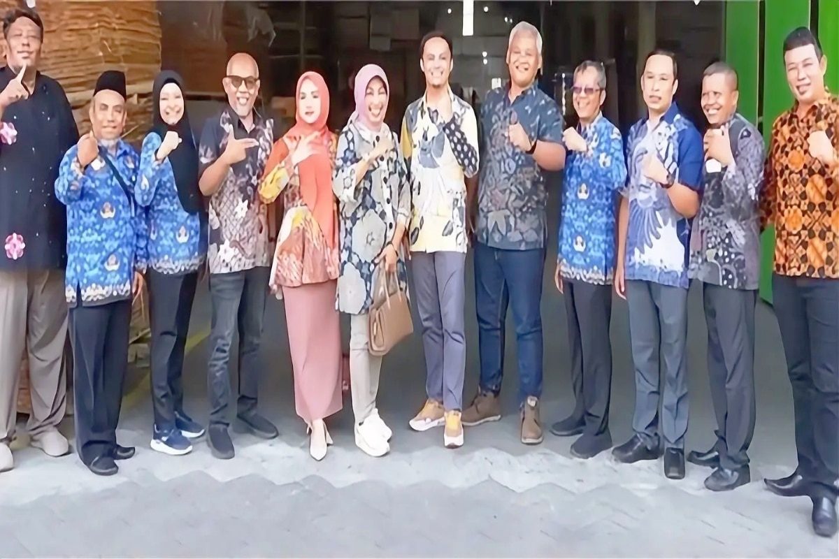 Foto bersama Komisi IV DPRD Kabupaten Blitar usai kunjungan kerja (sidak) di PT Panca Karya Kayoe, Kecamatan Talun, Jumat (17/4/2026).