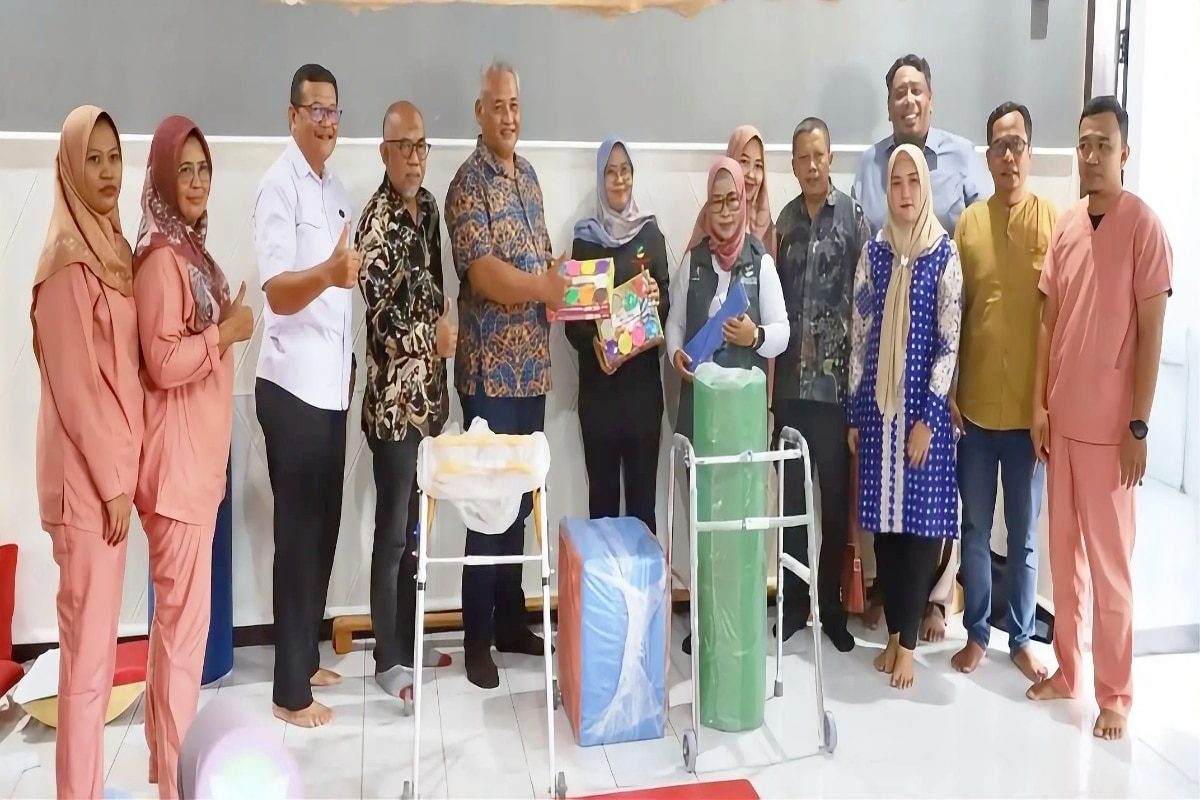 Komisi IV DPRD Kabupaten Blitar foto bersama usai meninjau layanan anak berkebutuhan khusus di Rumah Latih Dinas Sosial Kecamatan Garum.