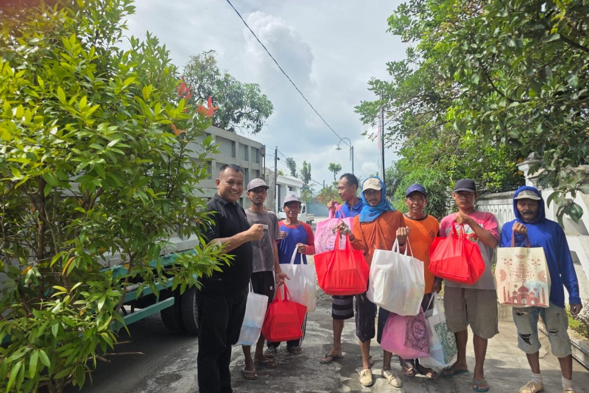 Didik Budianto menyerahkan bingkisan parcel Lebaran kepada warga di Kecamatan Panggungrejo dan Sutojayan, Kabupaten Blitar.