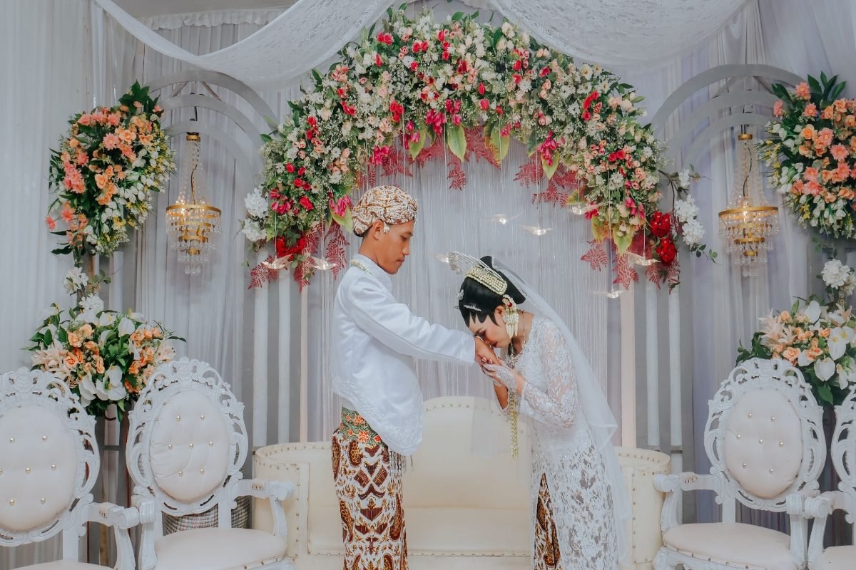 Ilustrasi pasangan pengantin adat Jawa. Ilustrasi pasangan pengantin adat Jawa.