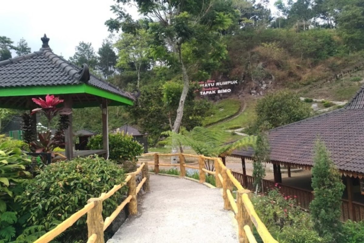 Menikmati keindahan alam dan pemandangan hijau di Watu Rumpuk, Madiun. Tempat yang sempurna untuk bersantai dan menikmati ketenangan. Menikmati keindahan alam dan pemandangan hijau di Watu Rumpuk, Madiun. Tempat yang sempurna untuk bersantai dan menikmati ketenangan.