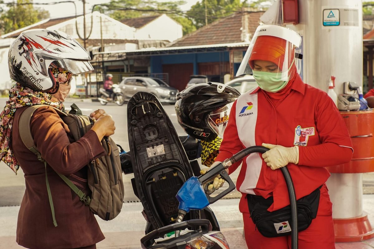 visual-karsa-RE-4vZozifk-unsplash Petugas melayani pengisian BBM kendaraan di SPBU Pertamina. Foto: Unsplash.